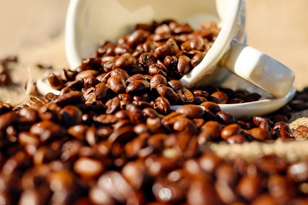 コーヒー豆をそのまま食べる！？メリットや効果・注意点を解説