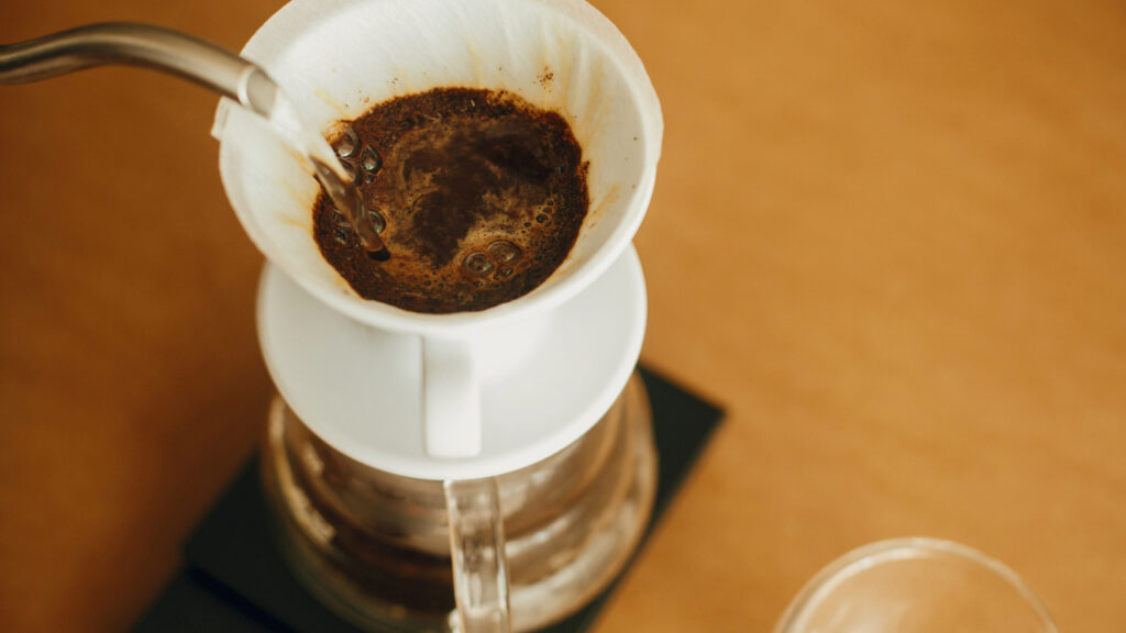 コーヒーの味を引き出す注ぎ方：ドリップコーヒーのコツ